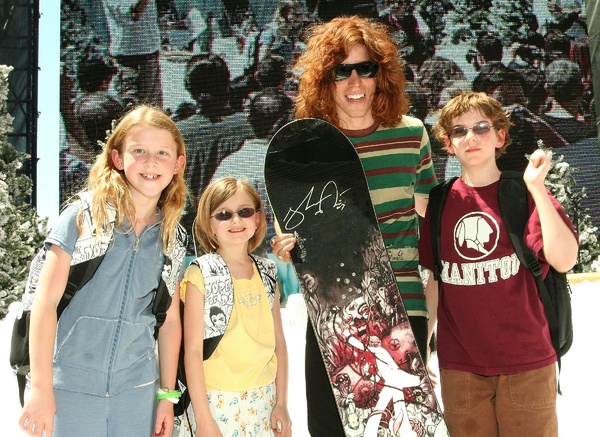 Snowboarding pro Shaun White chops off his trademark red locks for